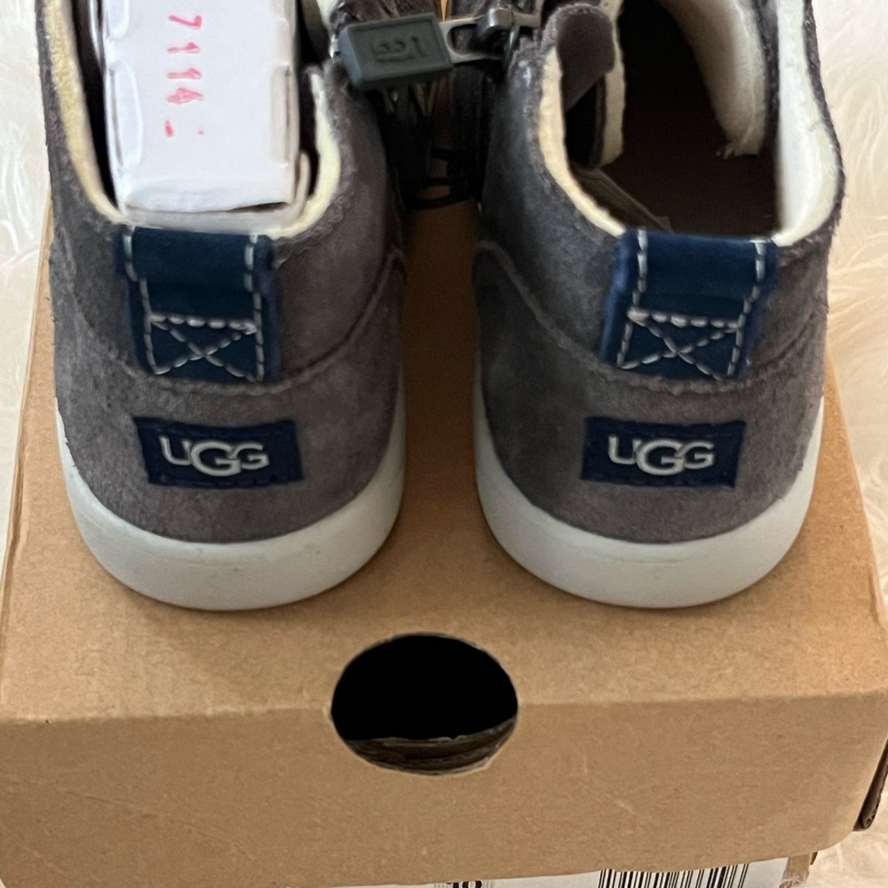 UGG Gray chukka